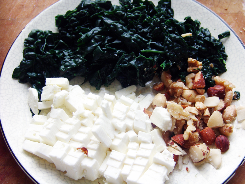 Een borrelhap van cavolo nero met feta