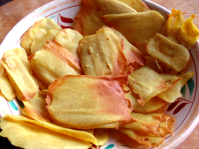 Chips van boekweit met kerrie als maaltijd versierder