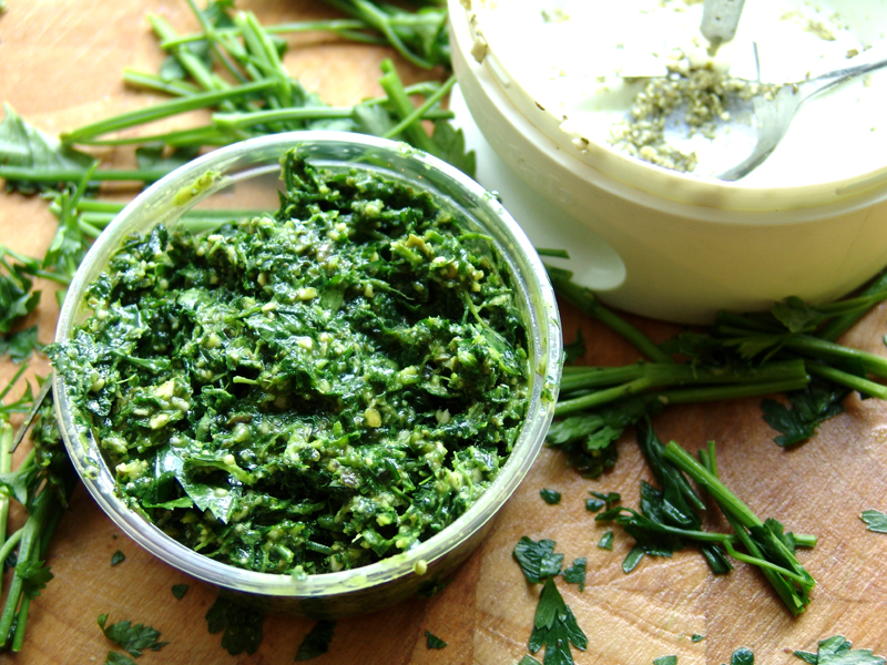 Peterselie pesto kleurt je omelet groen