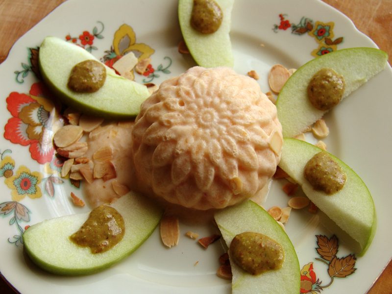 Koude perzik met appel en geroosterde honing amandel