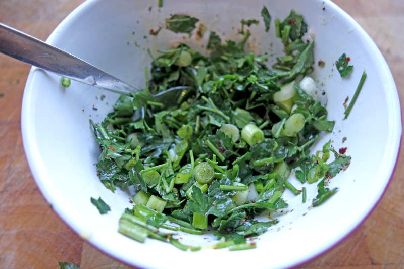 Groene asperges gestoomd en een eiersalade