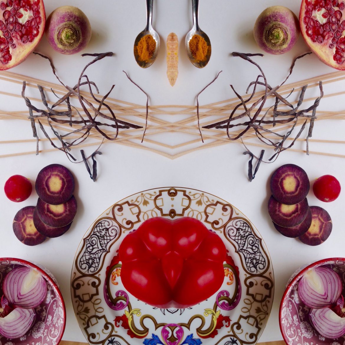 Servies en groenten in tinten rood, een foodstyling