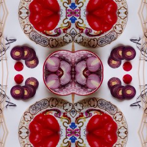 Servies en groenten in tinten rood, een foodstyling 