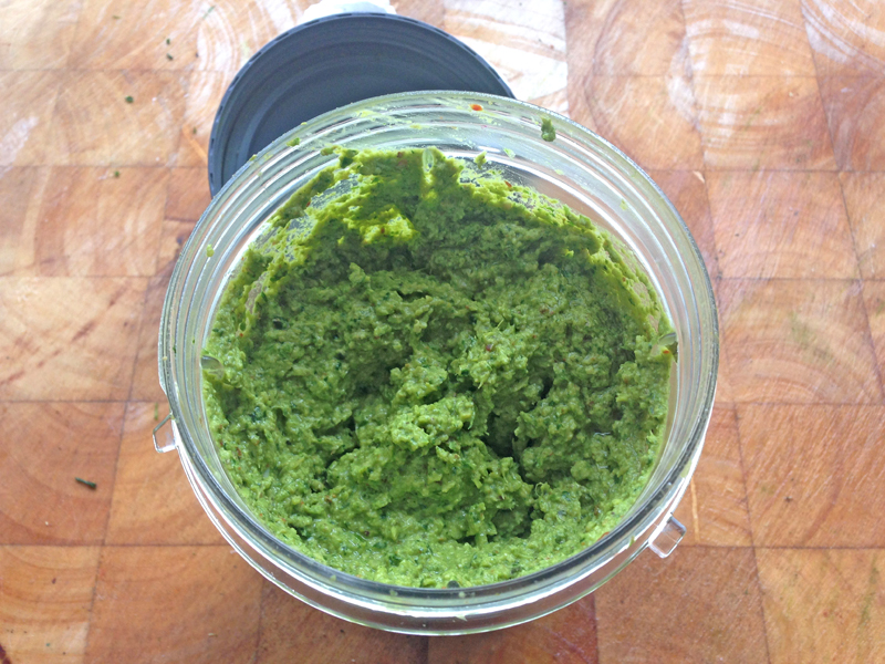 Noten pesto met peterselie, artisjok en specerijen