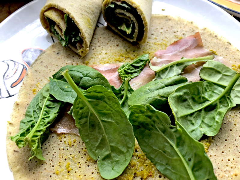 Boekweit wrap met tapenade, rauwe ham en spinazie