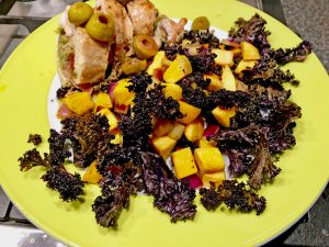 Paarse boerenkool met zoete aardappel en een kiprollade