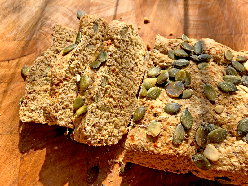 Dit broodje maak je met boekweit, haver en pompoenpitten