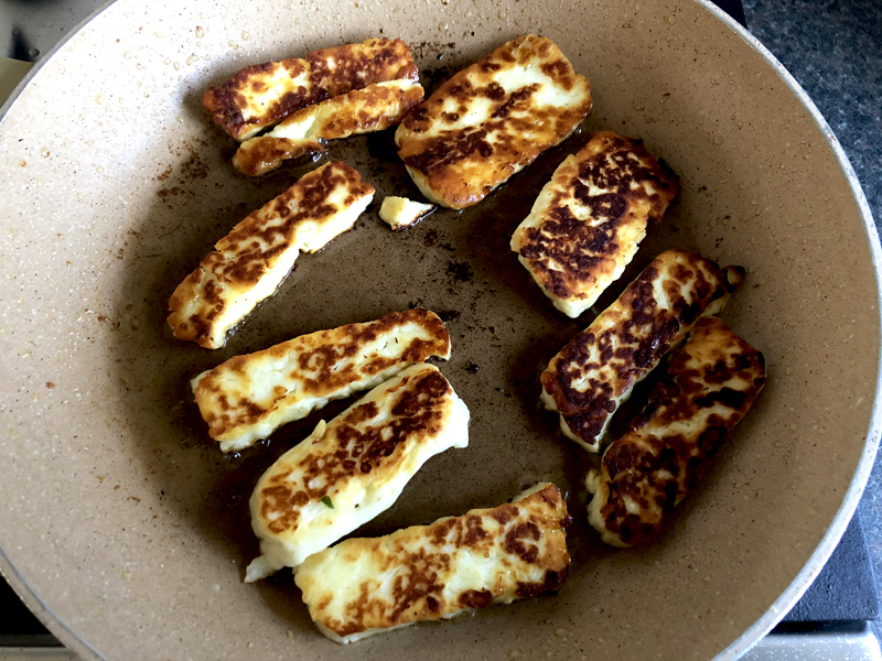 Zomerse geroosterde groenten en Halloumi