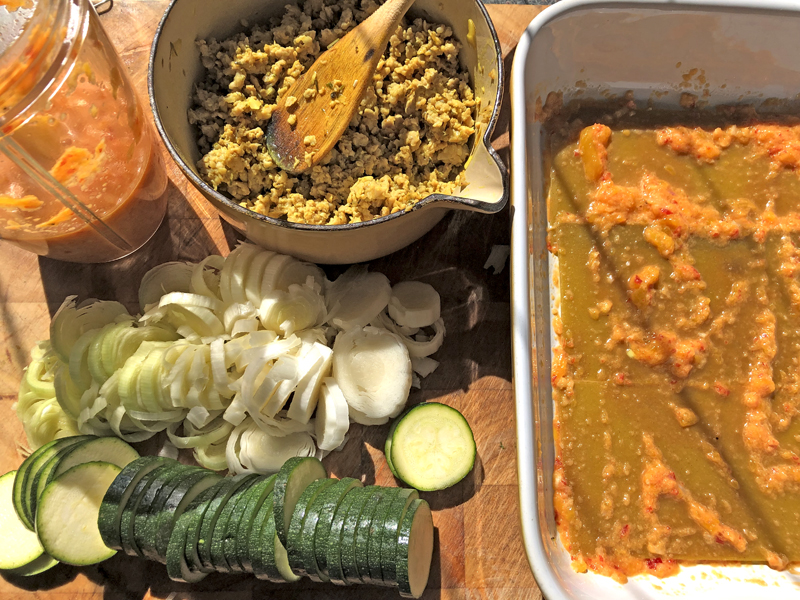 Kipgehakt, gele paprika saus voor een linzen lasagne