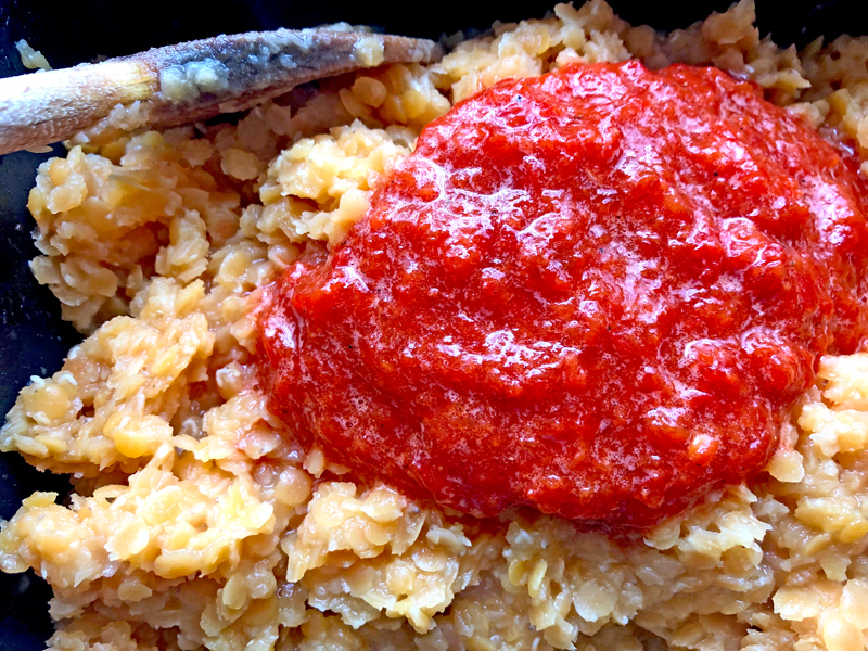 Deze simpele rode paprika saus geeft een salade pit
