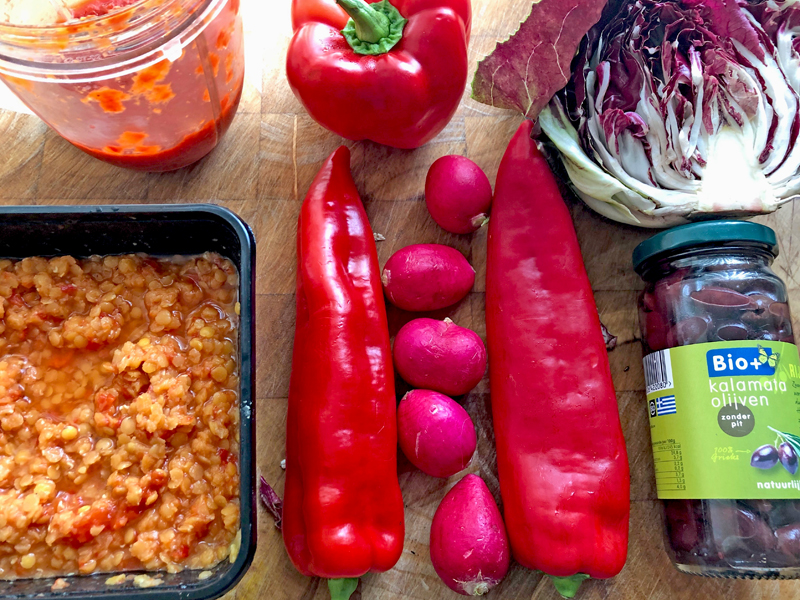 Deze simpele rode paprika saus geeft een salade pit