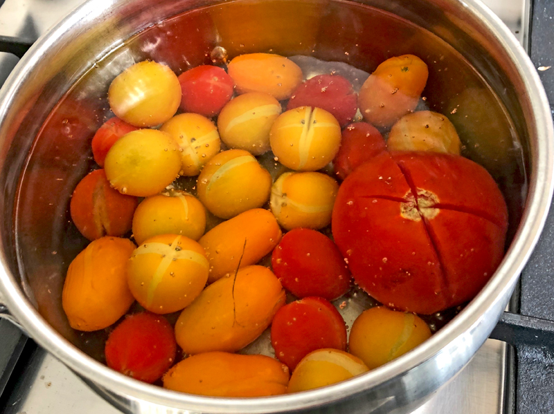 Een tomaten salade van gedroogd, gepoft en vers met veel oregano