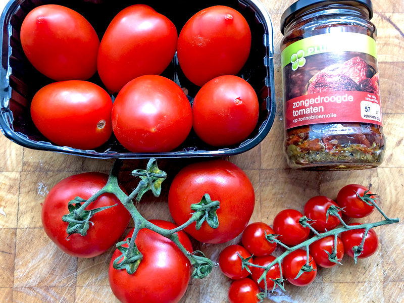 Een tomaten salade van gedroogd, gepoft en vers met veel oregano