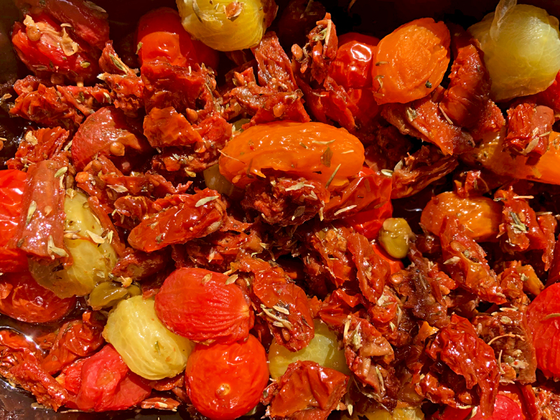 Een tomaten salade van gedroogd, gepoft en vers met veel oregano