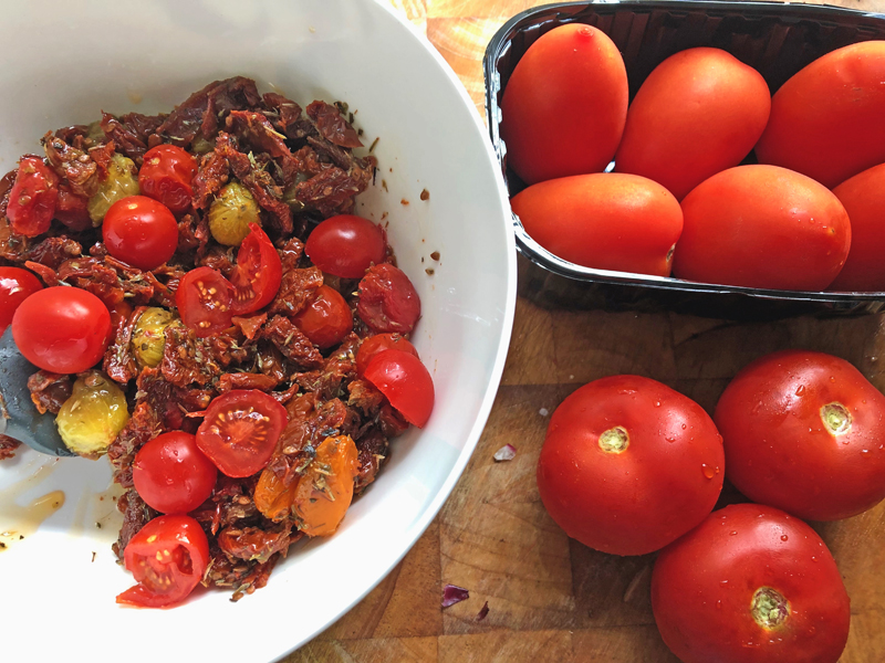 Een tomaten salade van gedroogd, gepoft en vers met veel oregano