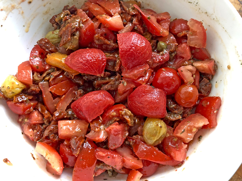 Een tomaten salade van gedroogd, gepoft en vers met veel oregano