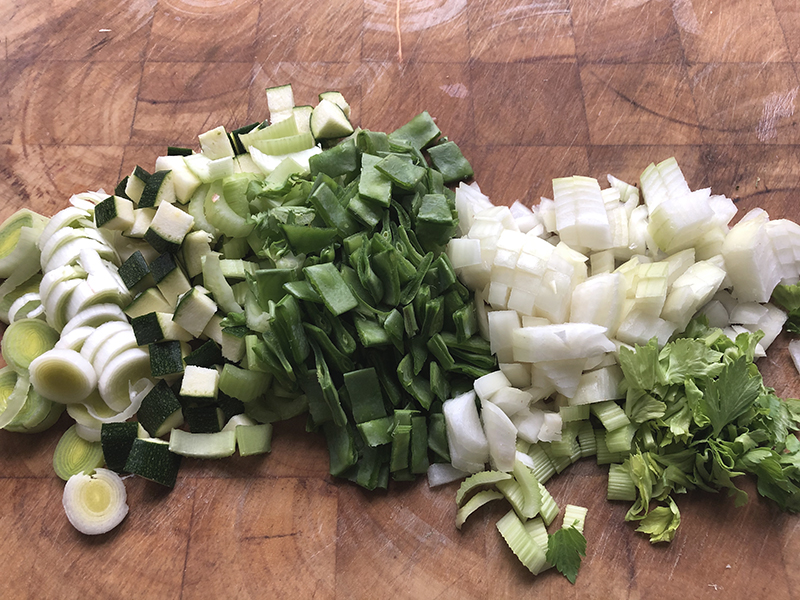 Geblanceerde groenten met saus in een volkoren wrap