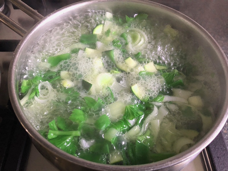 Geblanceerde groenten met saus in een volkoren wrap