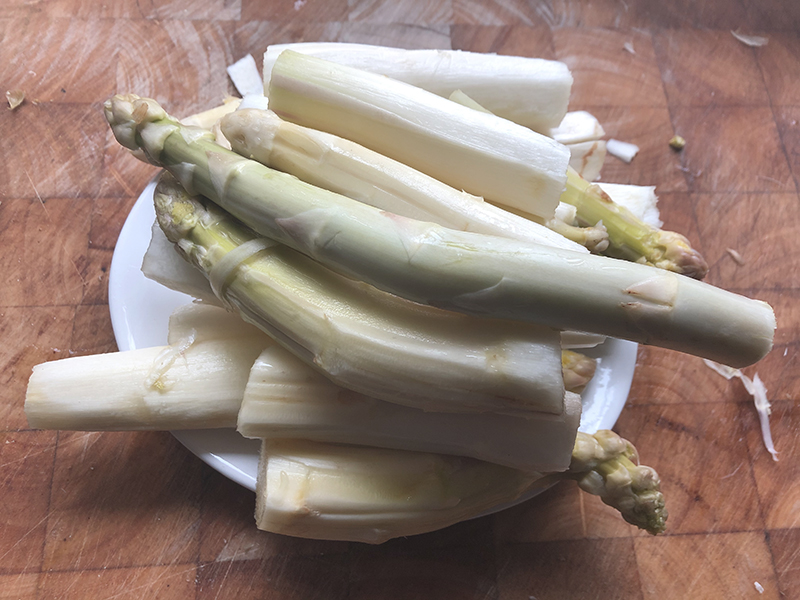 Asperge soep met room en daslook