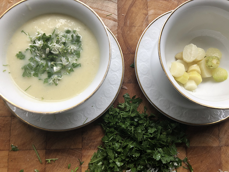 Asperge soep met room en daslook