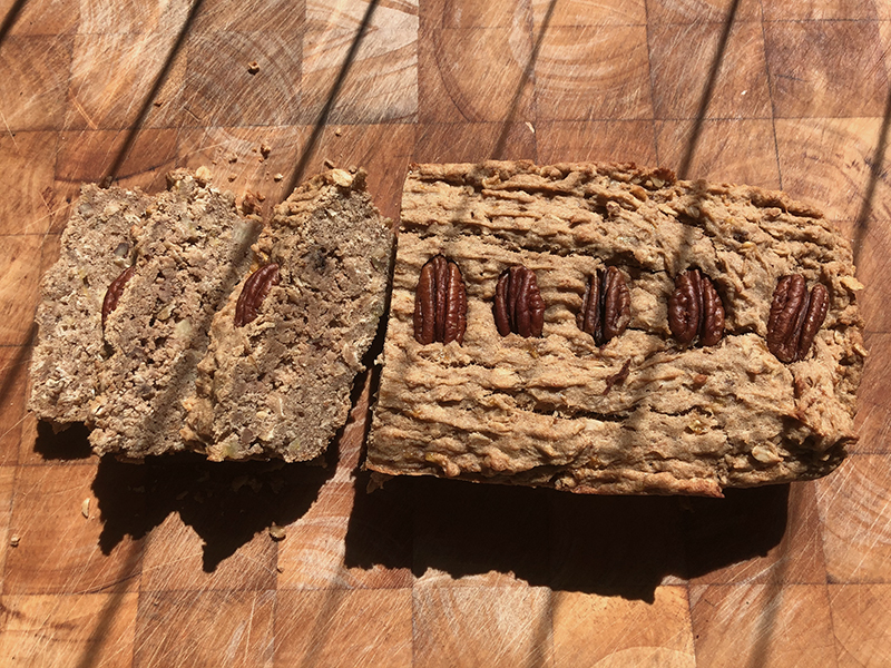 Bananenbrood met pecannoten, boekweit en havervlokken