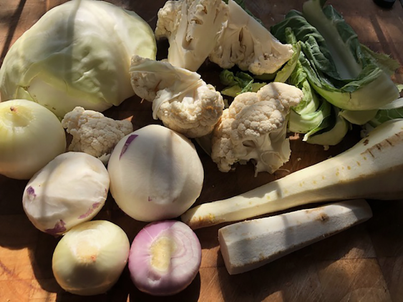 Witte groentensoep met kip bouillon en gehakt