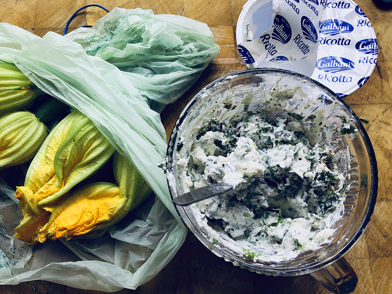 Courgette bloemen gevuld met ricotta en kruiden