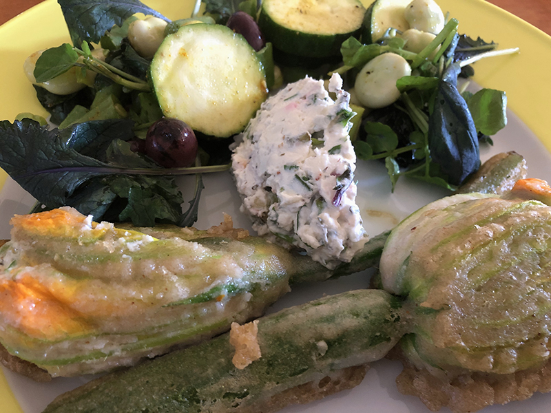 Courgette bloemen gevuld met ricotta en kruiden