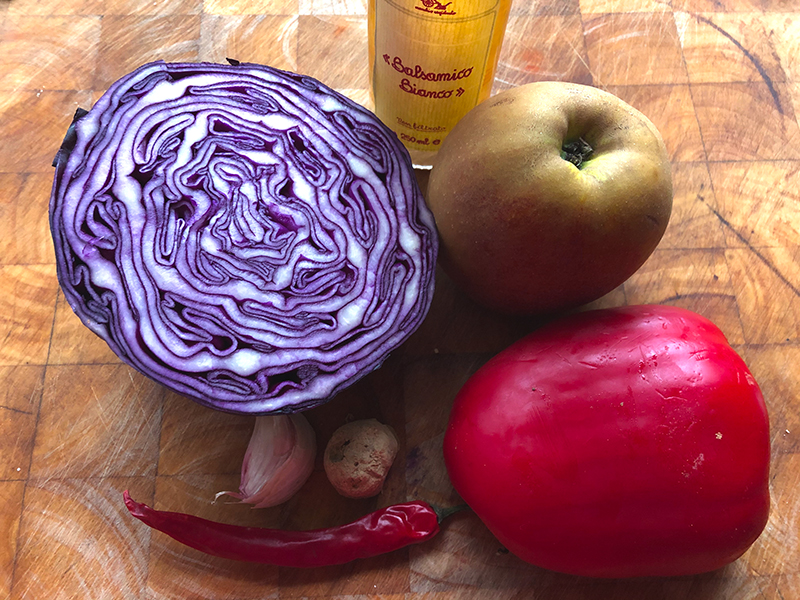 Gestoofde rode kool met appel en rode paprika