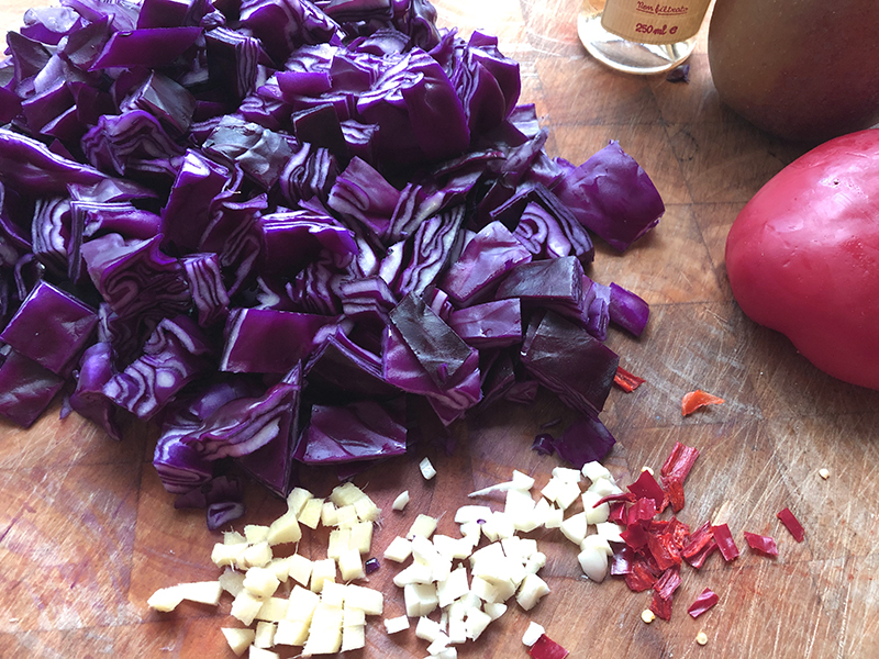 Gestoofde rode kool met appel en rode paprika