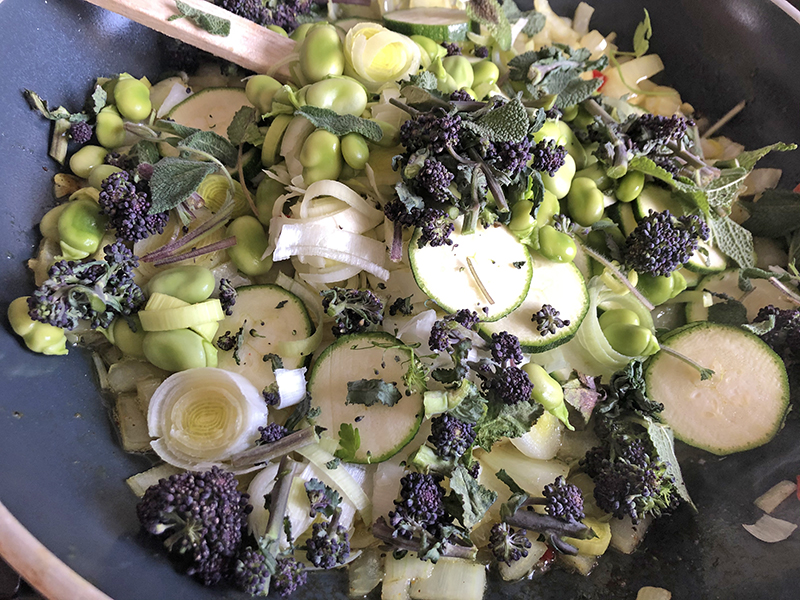 Roerbak groenten met wilde gerookte zalm