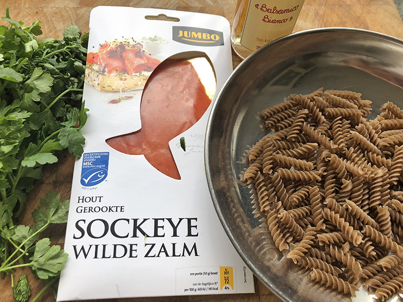 Roerbak groenten met wilde gerookte zalm