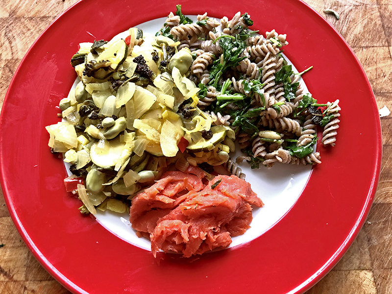 Roerbak groenten met wilde gerookte zalm