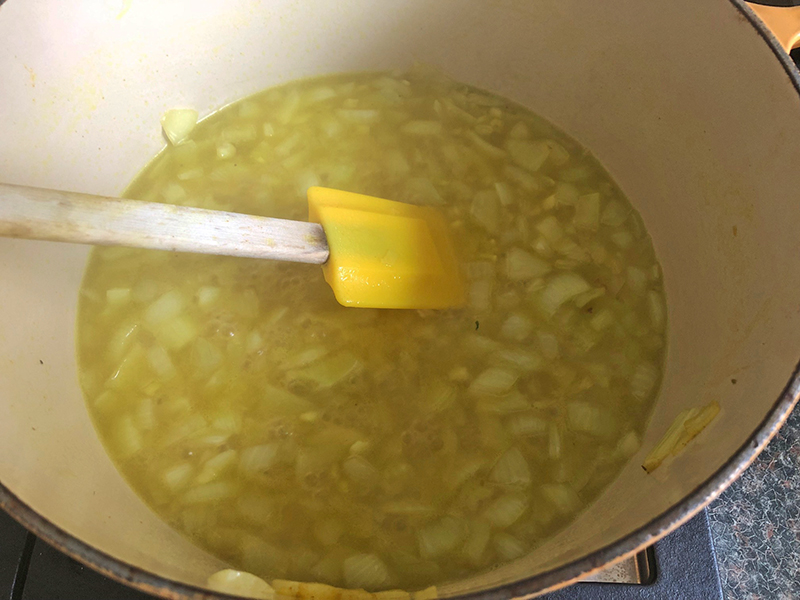 Blad van de zoete aardappel in een risotto