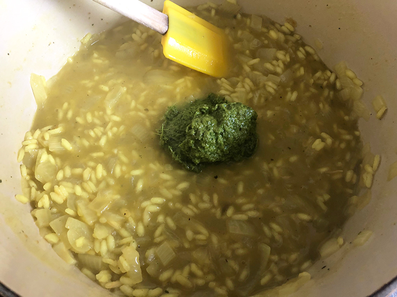 Blad van de zoete aardappel in een risotto