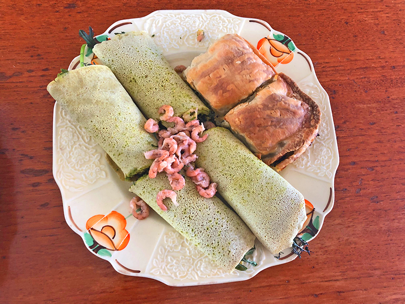 Boekweitwrap gevuld en een groene soep, lunchgerechten