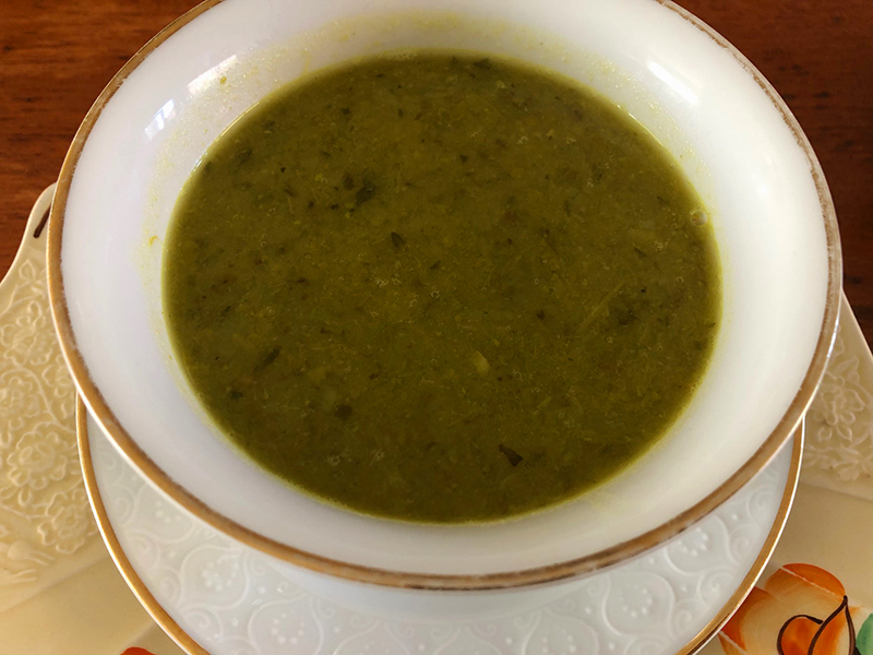 Boekweitwrap gevuld en een groene soep, lunchgerechten