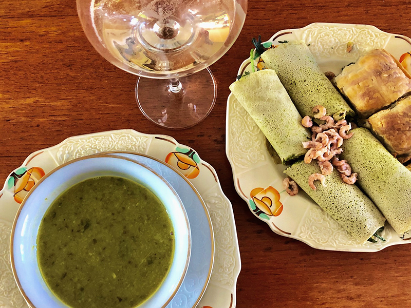 Boekweitwrap gevuld en een groene soep, lunchgerechten