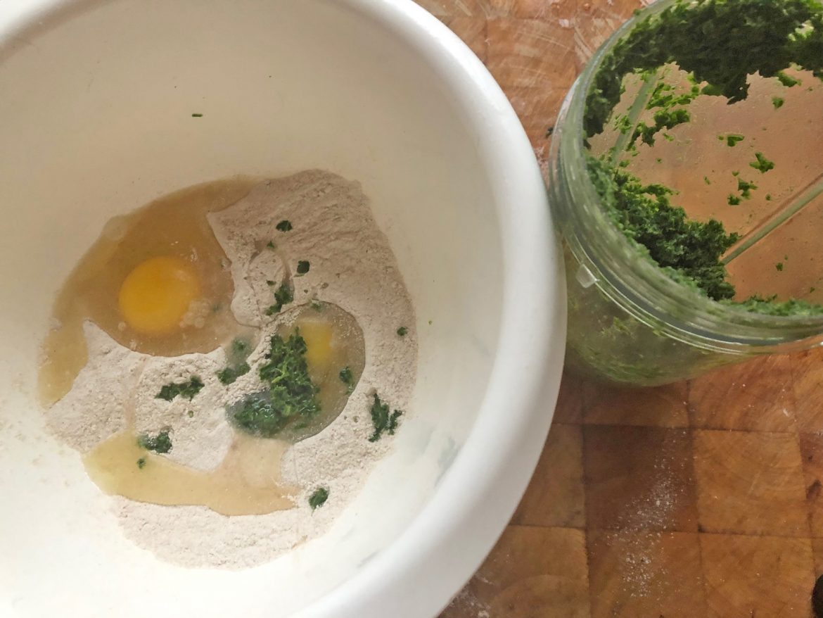 Boerenkool boekweit pannenkoekje bij een glas cider