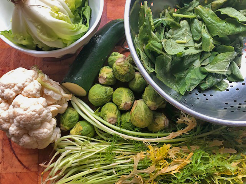 Groene soep met andijvie, radijs blad, spruiten en bloemkool