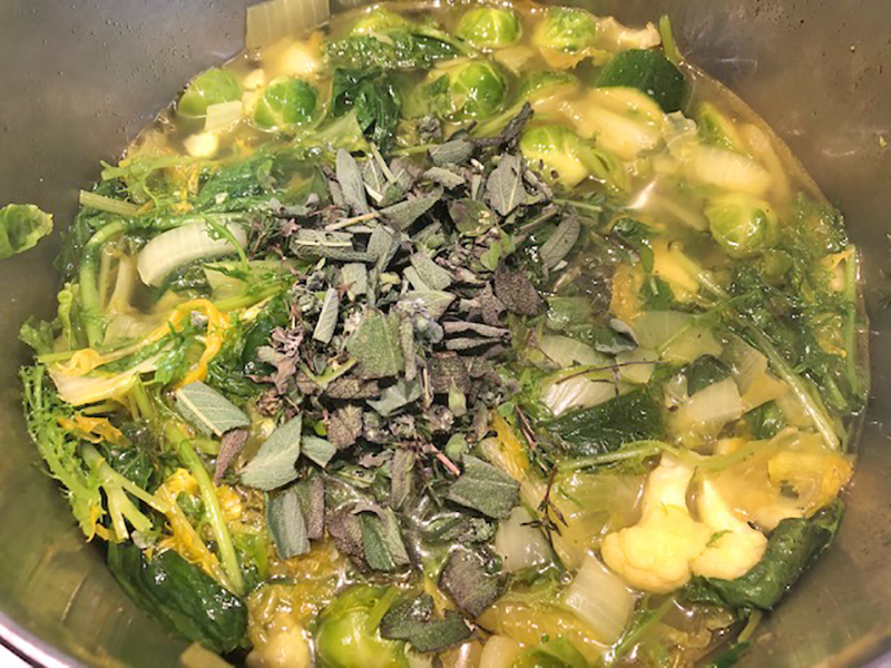 Groene soep met andijvie, radijs blad, spruiten en bloemkool
