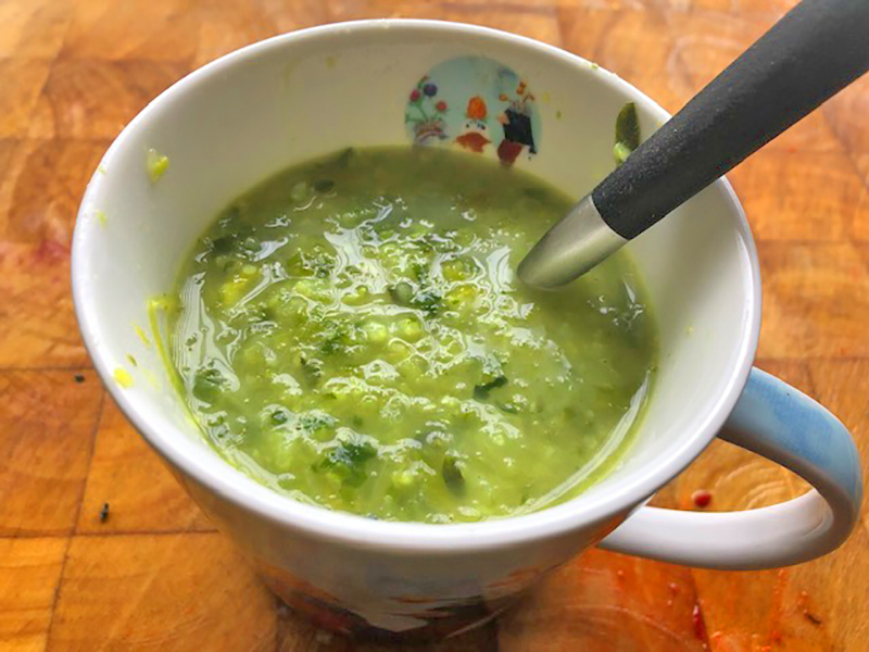 Groene soep met andijvie, radijs blad, spruiten en bloemkool