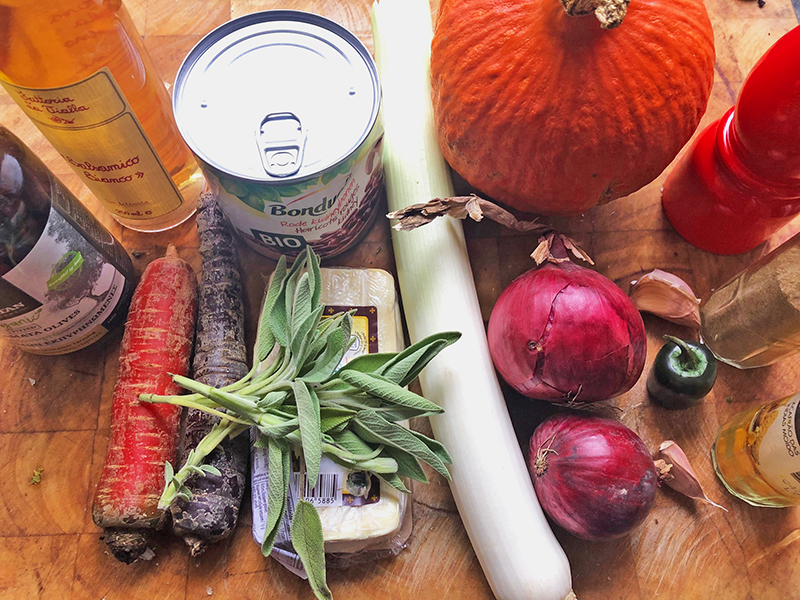 Kleurrijke herfst gestoofd in deze gietijzeren pan