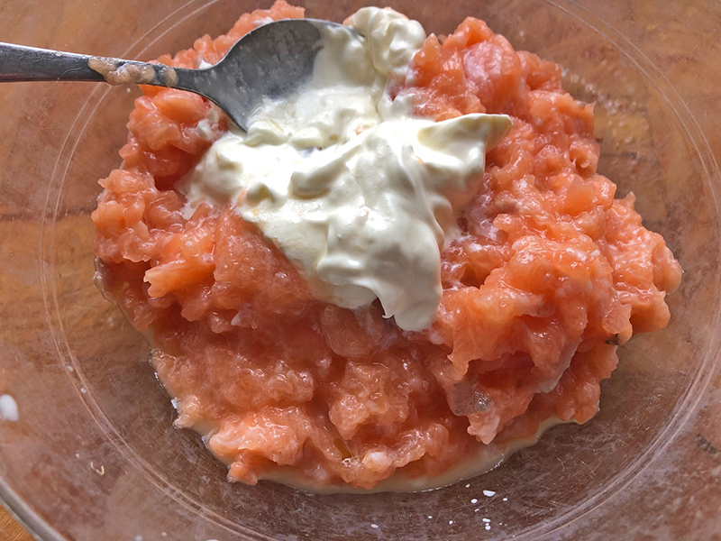 Verse zalm gepureerd met crème fraiche als basis borrelhapje