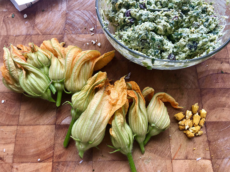 Een kruidenvulling voor wijnbladeren en courgette bloemen