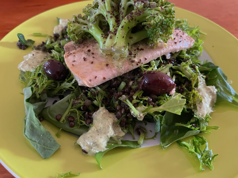 Warme linzensalade met NZ spinazie en mizuna en zalm