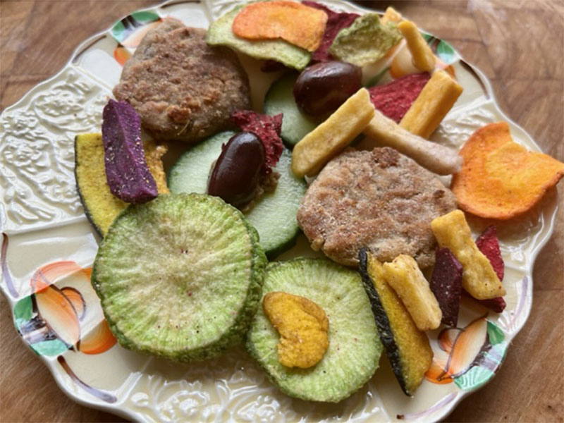 Tonijn bonen burger bij een glaasje sekt