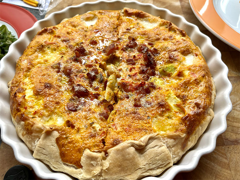 Deze quiche kleur rood door de paprika pesto