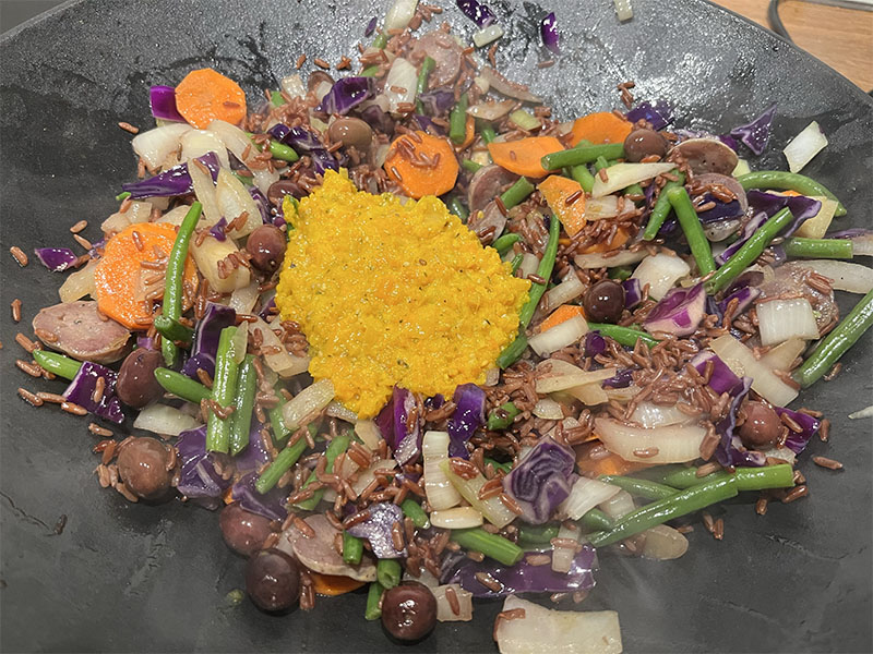 Konijnen boutjes met rijst en groenten in de wok