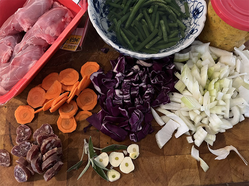 Konijnen boutjes met rijst en groenten in de wok